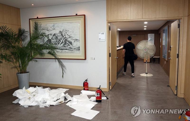 고용노동부 장관실에 인화물질 뿌린 50대 민원인 체포
