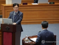 의원 질문 답변하는 김영훈 장관