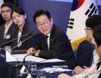 국민성장펀드 보고대회, 참석자들과 토론하는 이재명 대통령