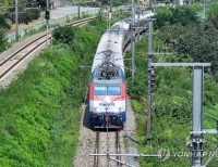 청도 열차사고 사흘째…사고지점 지나는 무궁화호 열차