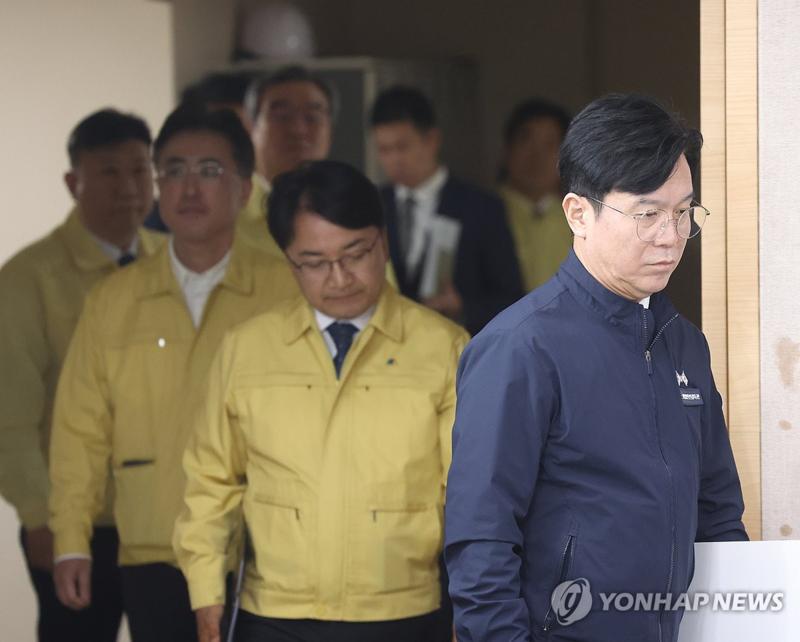 굳은 표정으로