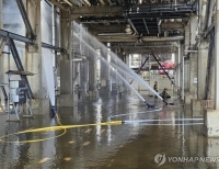 SK에너지 화재 현장 냉각하는 소방관들