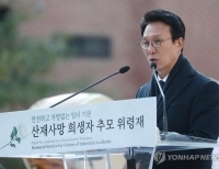 추모사하는 김민석 총리