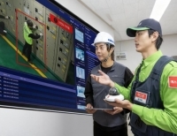 SVMS 안전모니터링을 설명하고 있는 에스원 직원