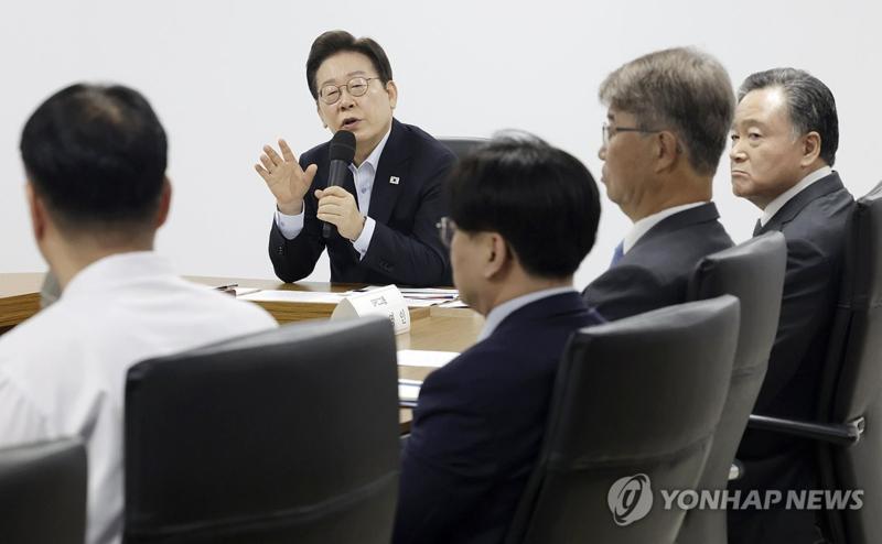 근로자 노동 환경 질문하는 이재명 대통령