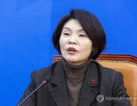 원내대책회에서 발언하는 한정애 정책위의장