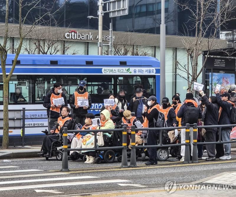 전장연, 광화문 일대서 '탑승 시위'