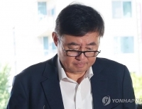 영장실질심사 마친 후 대기장소 이동하는 박순관 대표