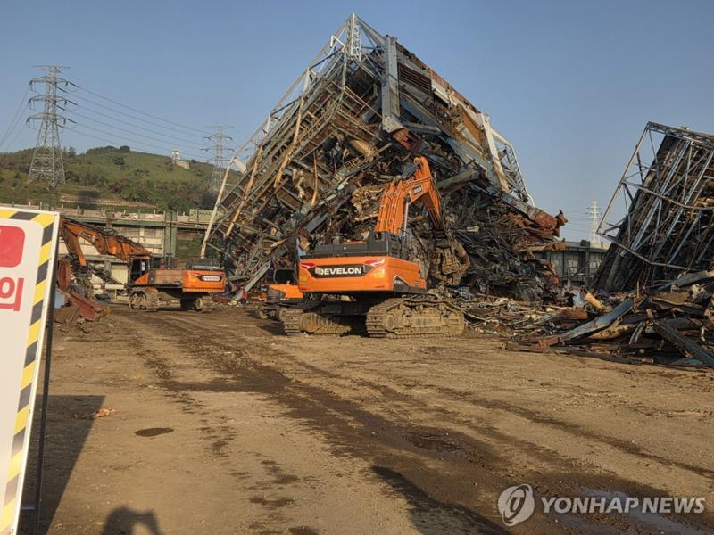 중장비 동원 실종자 수색 이어가