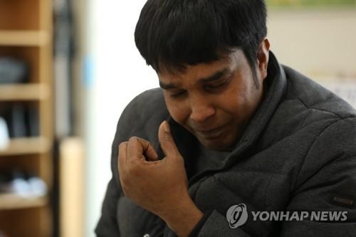 2023년 4월 연합뉴스와 인터뷰 당시 눈물을 흘리는 아지트 씨
