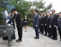산재 희생자 위령탑에 헌화하는 김영훈 노동장관