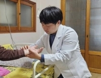 재택의료 치료하는 의료진