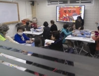 중리돌봄건강학교에서 보드게임 하는 어르신들