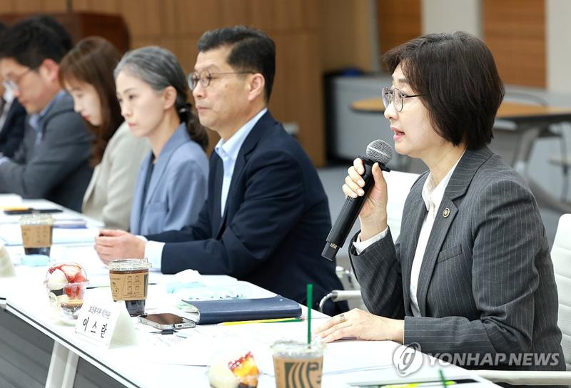 돌봄 노동자 처우개선 및 노·정협의체 운영을 위한 노·정 간담회