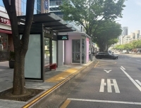 강남구청역2번출구 버스정류장 경계석에 설치된 미끄럼방지 시설