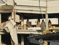 분주하게 움직이는 소방관들