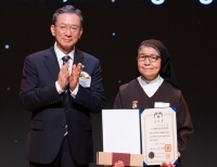 대통령 표창 받는 마르가리타 수녀